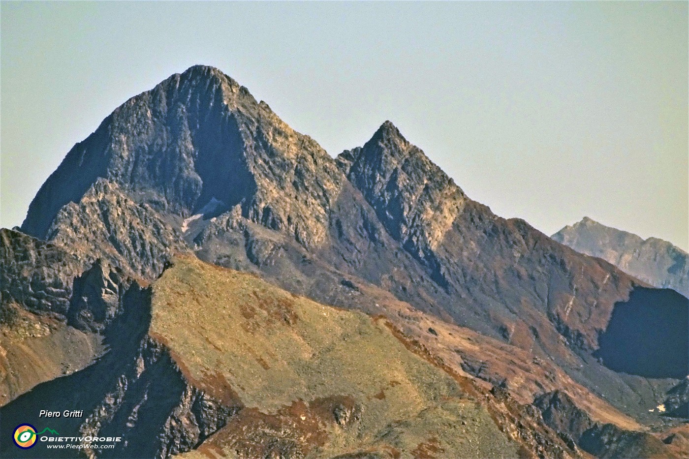 77 Zoom sul Pizzo del Diavolo (2916 m) preceduto dal Pes Gerna (2562 m) .JPG -                                